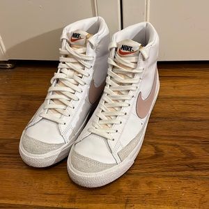 WOMEN'S NIKE BLAZER MID "77 CASUAL
